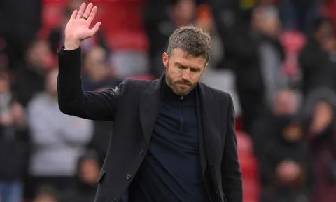 Khán đài Old Trafford hóa tấm khiên cứu rỗi Carrick