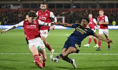 Không tập sút 11m, sao trẻ Fleetwood vẫn hạ gục Arsenal