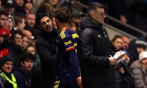Fan Arsenal chỉ trích Arteta vì nổi cáu với Dowman