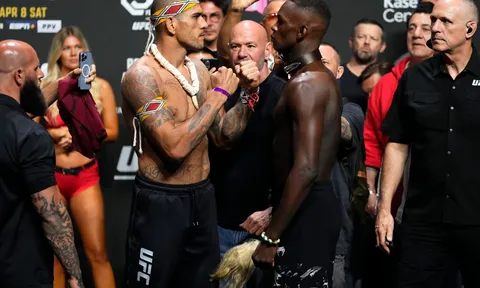 "Hãy trở lại làm Chama": Israel Adesanya thất vọng với tâm lý thi đấu của Alex Pereira trước thềm UFC 335