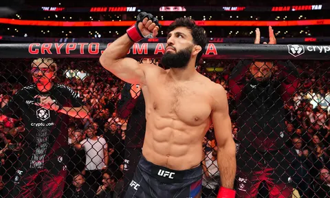 Arman Tsarukyan bảo vệ đai vô địch vật tự do trước Anthony Pettis tại sự kiện chính RAF 15