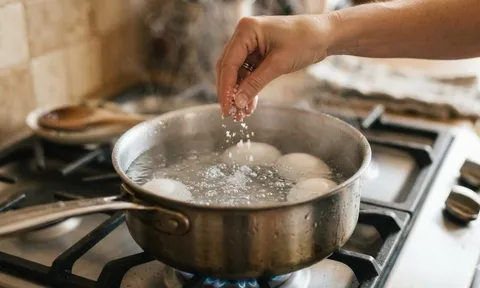 Tại sao bạn nên cho muối vào nước luộc trứng?