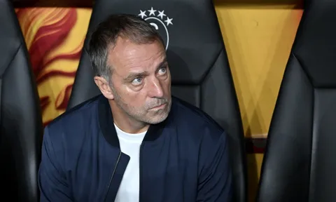 Nhìn hàng thủ Barca để thấy cơn đau đầu của Flick