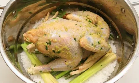 Cách luộc gà không cần nước, thịt mềm ngon ngọt lịm