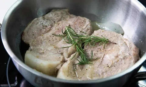 Cách luộc thịt lợn không dùng nước, thịt mềm mọng, ngọt lừ