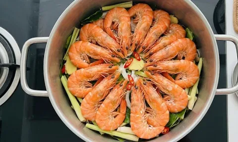 Cách luộc tôm không cần nước, thịt chắc ngọt, lên màu đỏ au
