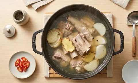 Khi hầm xương, tại sao không nên cho muối ngay từ đầu?