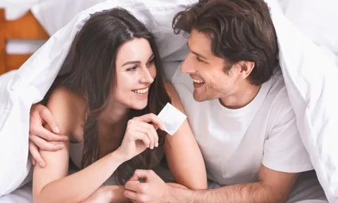 Dùng bao cao su thế nào khi làm “chuyện ấy”? Đây là cách dùng đúng nhưng nhiều cặp đôi hay sai từ bước đầu tiên