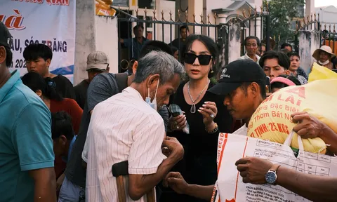 Từ một tấn gạo đến 300 thùng mì trong hành trình thiện nguyện của Ái Xuân