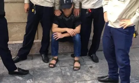 Người đàn ông câu trộm rùa nặng hơn 10kg ở Hồ Gươm