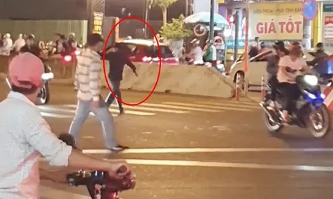 Nam thanh niên có biểu hiện "ngáo đá'' cầm rìu dọa chém người trong đêm