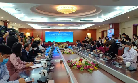 Bộ trưởng Phùng Xuân Nhạ: “Tạm dừng đến trường, không dừng việc học”
