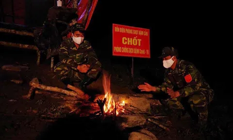 Bội đội biên phòng thức trắng đêm, ăn cơm trên lá chuối để ngăn người dân vượt biên