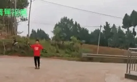 Quá nhớ trường lớp, cậu học sinh lớp 3 ngày nào cũng tới cổng trường tập thể dục với anh chị
