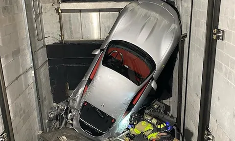 Chiếc Ferrari Roma trị giá 250.000 USD bị "phá hủy" khi rơi khỏi thang máy tại đại lý