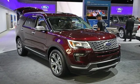 1.9 triệu chiếc Ford Explorer đang bị điều tra do tấm ốp kính chắn gió bị bong khi di chuyển tốc độ cao