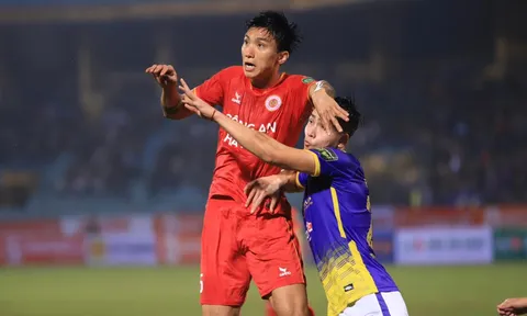 Văn Quyết lên tiếng về pha va chạm với Văn Hậu