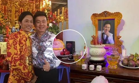 Hoài Linh lập bàn thờ tưởng nhớ Chí Tài, dân tình chú ý món đồ đặt cạnh gây xúc động
