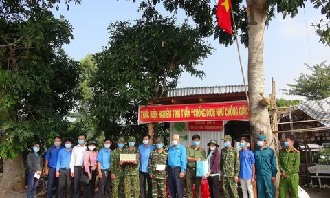 An Giang: Thăm và tặng quà Tết 10 Chốt phòng, chống COVID-19 trên tuyến biên giới