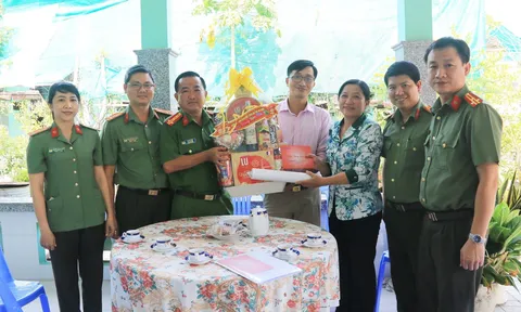 An Giang: Thăm, chúc tết gia đình AHLLVTND và nguyên lãnh đạo tỉnh, Công an tỉnh