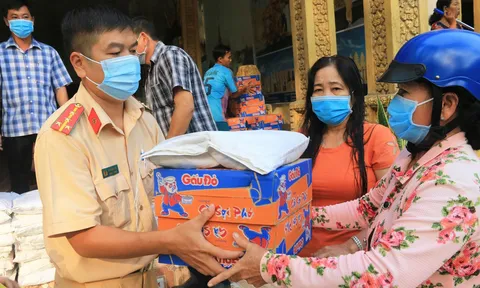 An Giang: Phòng CSGT đường bộ Công an tỉnh tặng 200 suất quà cho các gia đình có hoàn cảnh khó khăn