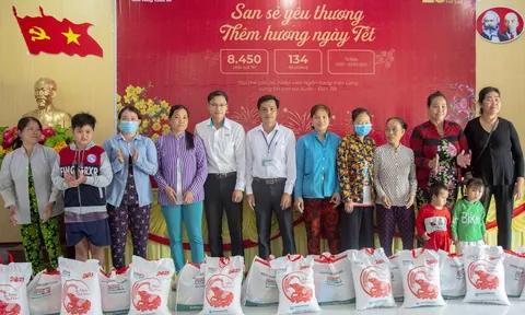 Kiên Giang: Phòng giao dịch Ngân hàng TMCP Kiên Long - Vĩnh Thuận tặng 50 suất quà Tết cho người nghèo