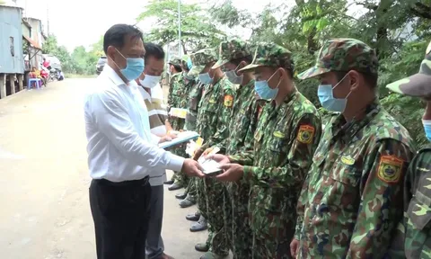 Phó Chủ tịch UBND tỉnh An Giang thăm và tặng quà cho các chốt phòng chống dịch trên tuyến biên giới