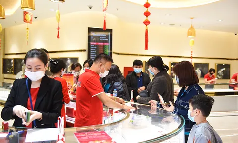 Mua bán tấp nập trong dịp cận ngày vía Thần Tài
