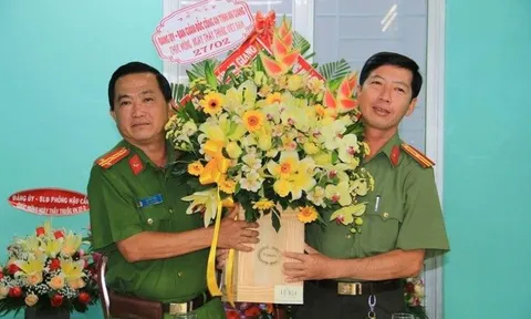 Phó Giám đốc Công an tỉnh An Giang thăm hỏi, chúc mừng cán bộ y tế nhân ngày thầy thuốc Việt Nam