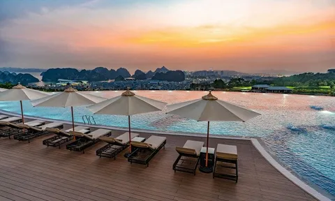 Giới trẻ săn hoàng hôn 'đặc sản' Hạ Long: choáng ngợp không gian cực tình tại bể bơi vô cực view trọn vịnh