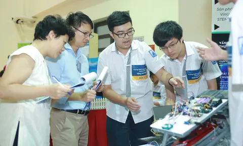 Steam for Vietnam và Vinuni tổ chức khóa học về robotics cho học sinh THPT