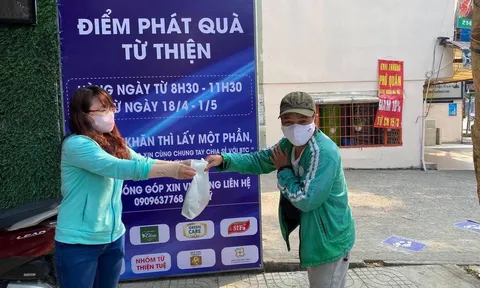 Ông Đinh Trọng Vỹ cùng Hành trình kết nối yêu thương trao tặng nhiều phần quà cho người nghèo