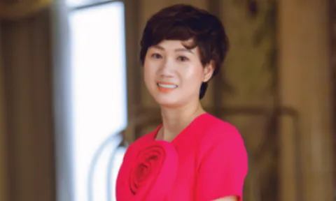 Doanh nhân Hằng Emma xinh đẹp như Hoa hậu trong BST thời trang công sở khiến nhiều người ngưỡng mộ