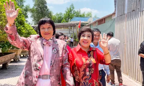 "Cặp đôi vàng" NSND Lệ Thuỷ NSND Minh Vương tình tứ nắm tay khi đi hát chung
