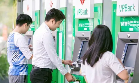 Đằng sau 'chiêu' tăng phí của VPBank…