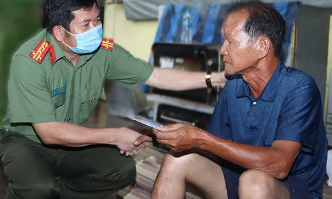 Giám đốc Công an tỉnh An Giang hỗ trợ 60 triệu đồng cho 3 gia đình có nhà bị cháy