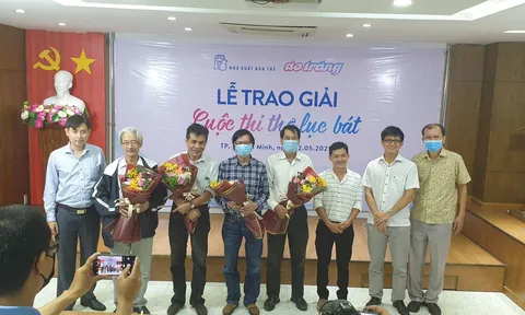 Trao giải cuộc thi thơ 'Quê hương và tình yêu'