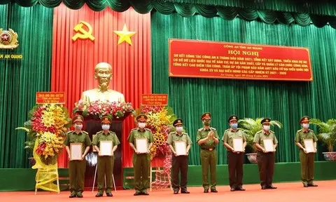 An Giang: Thưởng nóng vụ phá đường dây đánh bạc hàng trăm tỷ đồng