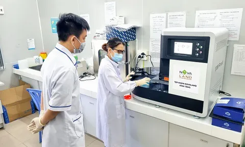 Novaland tặng hệ thống tách chiết DNA-RNA tự động, hỗ trợ các 'chiến binh' thầm lặng nhằm đẩy lùi Covid-19
