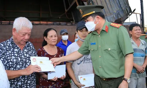 An Giang: Giám đốc Công an tỉnh hỗ trợ 40 triệu đồng cho các hộ gia đình bị hỏa hoạn