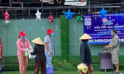 Ông Đinh Trọng Vỹ cùng Hành trình kết nối yêu thương tiếp tục trao nhiều phần quà đến người nghèo
