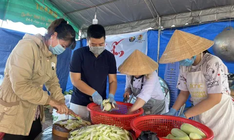 TP. Cần Thơ: Cần Thơ: 'Bếp ấm' làm ấm lòng chốt kiểm soát dịch