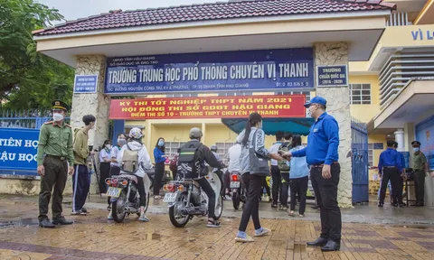 Hậu Giang: Sĩ tử mặc áo mưa đến điểm thi, thi môn đầu tiên Kỳ thi tốt nghiệp THPT năm 2021