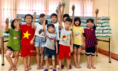 Quỹ sữa Vươn cao Việt Nam mang lại nụ cười hạnh phúc cho trẻ thơ trong mùa dịch