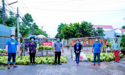 TP Cần Thơ: 'Chuyến xe yêu thương' hỗ trợ người dân gặp khó khăn bị ảnh hưởng của đại dịch COVID-19