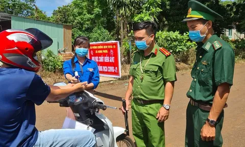 Tuổi trẻ Công an tỉnh Bình Phước hợp sức tạo 'lá chắn thép' ở các chốt chống COVID-19