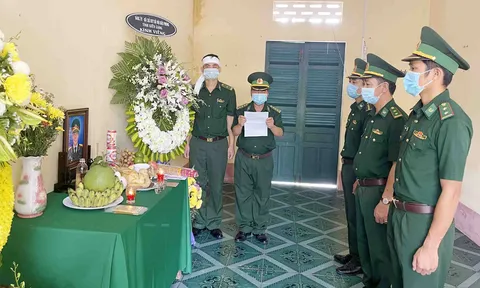 Kiên Giang: Bố vợ mất, không về quê chịu tang được, đồng đội lập bàn thờ vọng ngay tại Đồn cho anh bái vọng, tiễn biệt