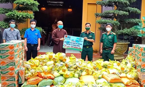 Bình Phước: Khi những phần quà ấm áp đến với người dân và Phật tử gặp khó trong bão dịch COVID-19 