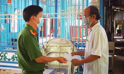 An Giang: Công an TP Long Xuyên thăm, hỗ trợ các hộ dân có nhà bị tốc mái