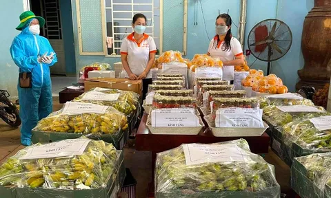 Khi 700 sinh viên Đại học Sư Phạm TP HCM vui mừng nhận quà từ người Bình Phước trong mùa dịch